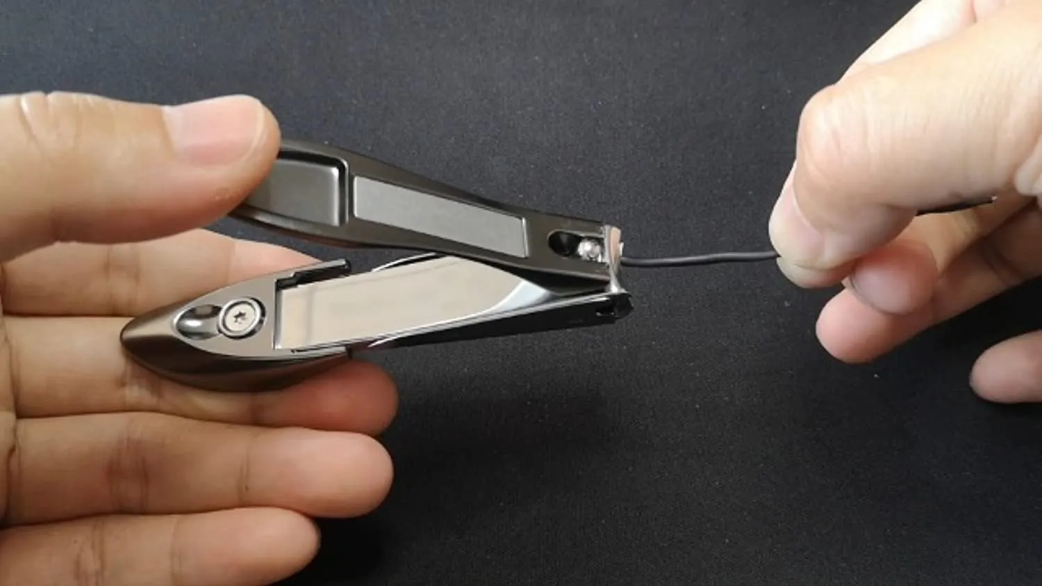 Eneteck Nail Clippers with Catcher, Fingernail Clippers for Women Men, Anti Splash Toe Nail Clippers with Catcher Fingernail Cutter Nail Trimmer
